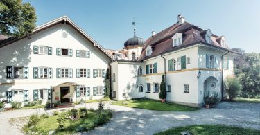 Baubiologisch renoviert strahlt das Schlossgut Oberambach am Starnberger See