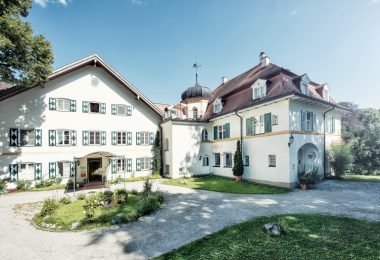Baubiologisch renoviert strahlt das Schlossgut Oberambach am Starnberger See
