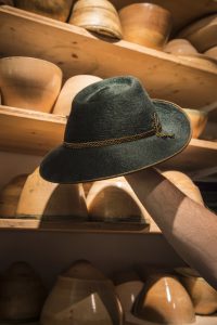 Title Chapeau | Fertiger Hut