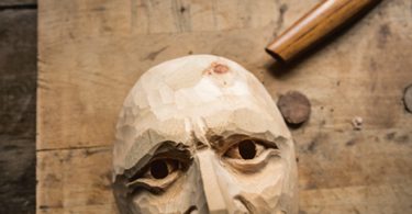 Maskenbau ist ein konservatives Handwerk. Eine Maske schnitzt man wie vor Jahrhunderten in Handarbeit.