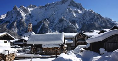 Alpenwelt Karwendel | Mittenwald mit der Pfarrkirche St. Peter und Paul