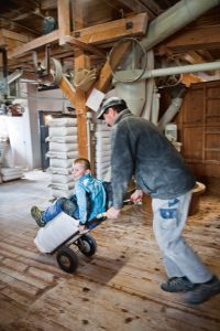 Off-Mühle: Sohn Lukas auf der Sackkarre